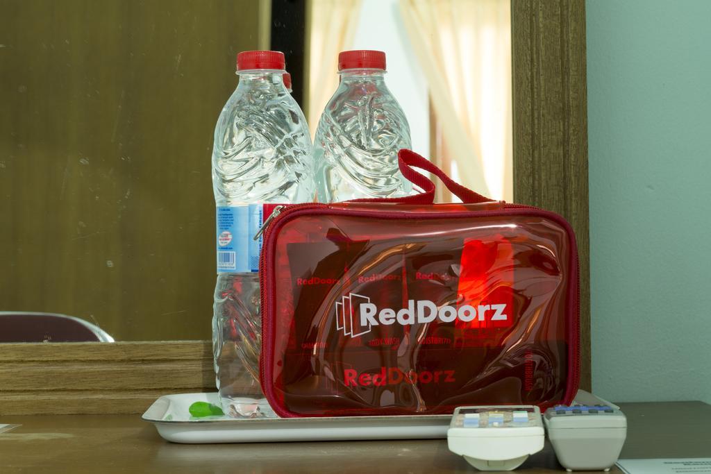 Hotel Reddoorz Near Cilandak Town Square Yakarta Exterior foto