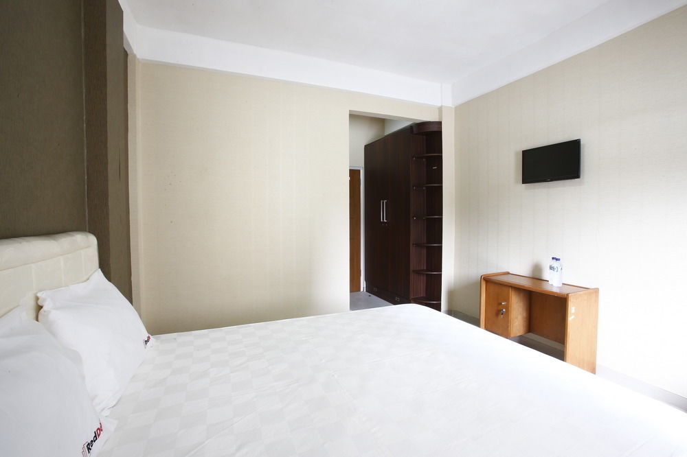 Hotel Reddoorz Near Cilandak Town Square Yakarta Exterior foto